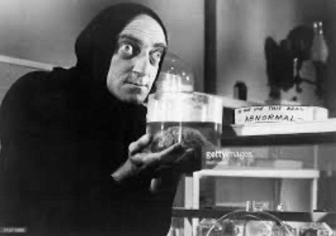 A imagem pode conter: 1 pessoa, bebida, telefone e área interna