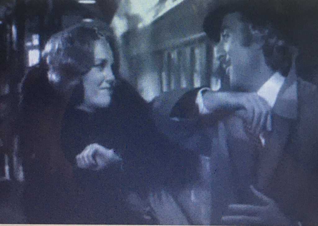 A imagem pode conter: 2 pessoas, pessoas sentadas, close-up e área interna